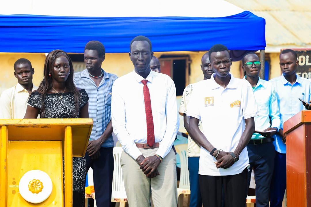 An alumnus with current students